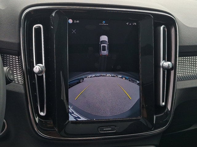 2023 Volvo XC40 Plus Dark Theme