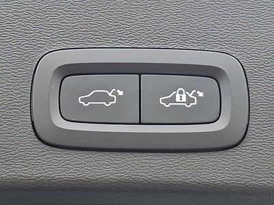 2023 Volvo XC40 Plus Dark Theme