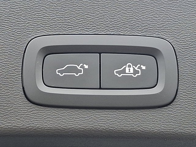 2023 Volvo XC40 Plus Dark Theme
