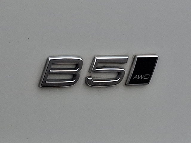 2023 Volvo XC40 Plus Dark Theme