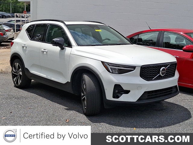 2023 Volvo XC40 Plus Dark Theme