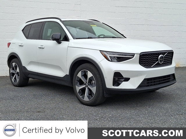 2023 Volvo XC40 Plus Dark Theme