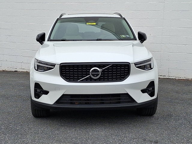 2023 Volvo XC40 Plus Dark Theme