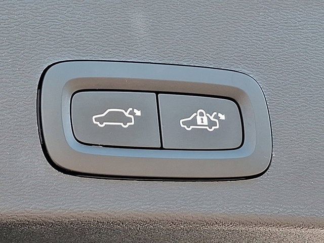 2023 Volvo XC40 Plus Dark Theme