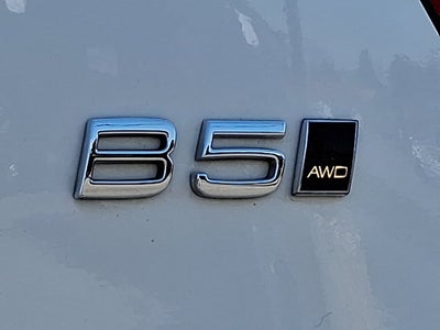 2023 Volvo XC40 Plus Dark Theme
