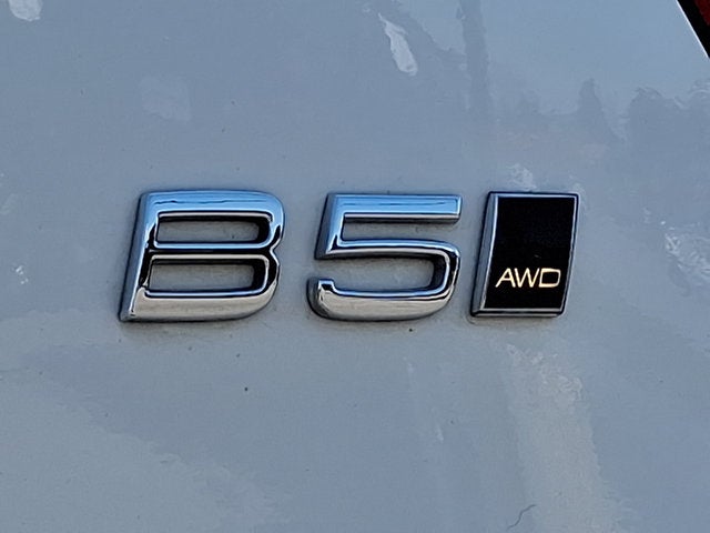 2023 Volvo XC40 Plus Dark Theme