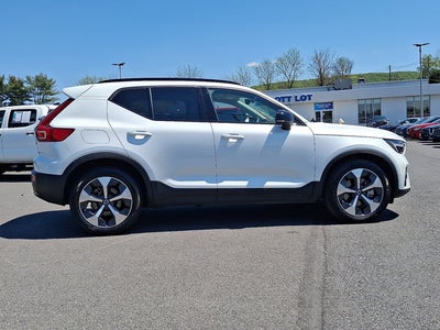 2023 Volvo XC40 Plus Dark Theme