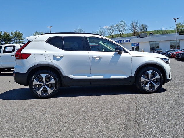 2023 Volvo XC40 Plus Dark Theme