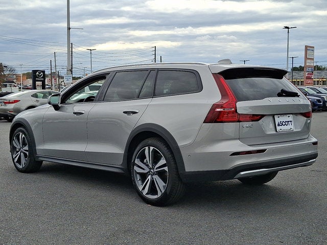 2025 Volvo V60 Cross Country Plus